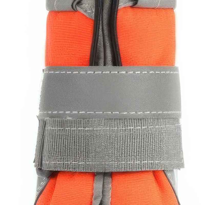 Close-up of the double adjustment band harness combining high-visibility 3M reflective elements and nylon grey webbing.